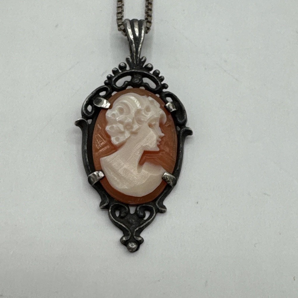 Vintage Silver Tone Cameo Pendant‎ Necklace Oval Carved Shell Profile Woman